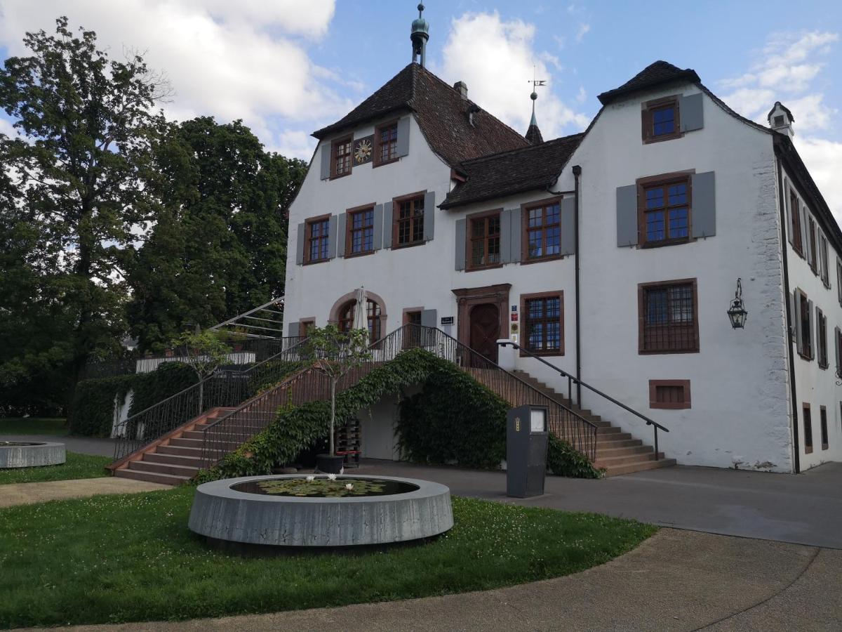Hotel Im Schlosspark Binningen Exteriör bild