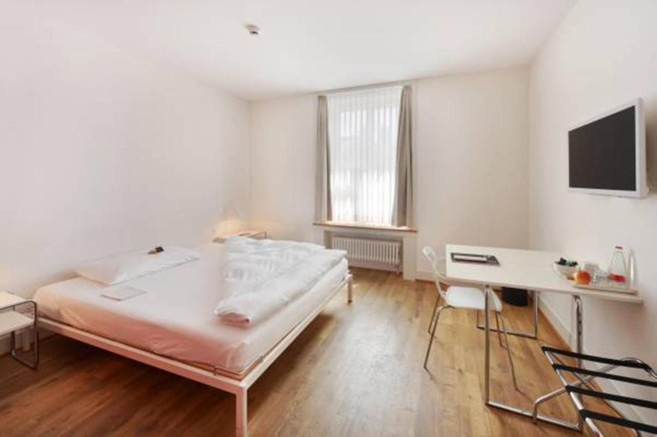 Hotel Im Schlosspark Binningen Rum bild