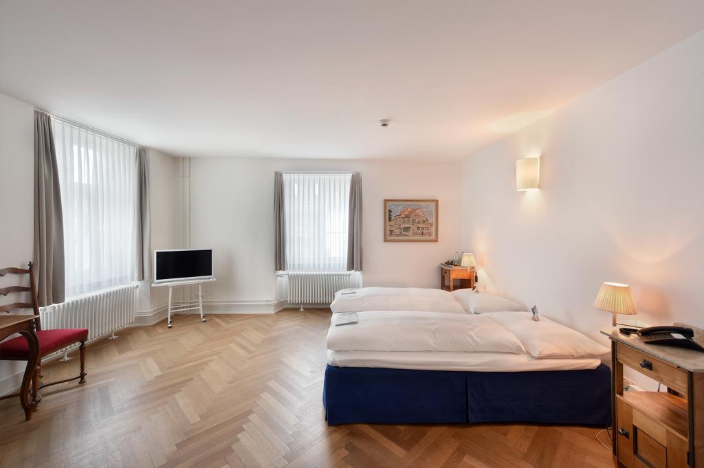 Hotel Im Schlosspark Binningen Exteriör bild