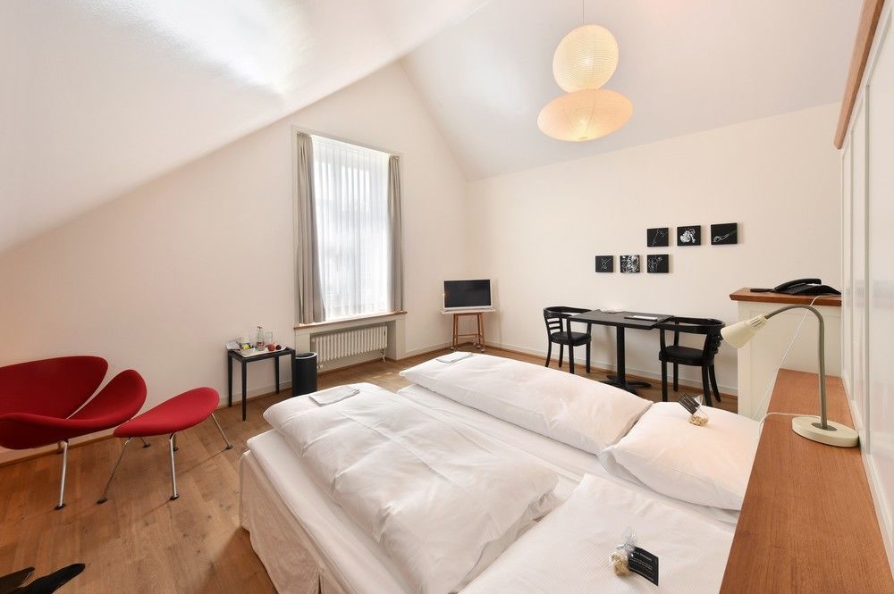 Hotel Im Schlosspark Binningen Exteriör bild
